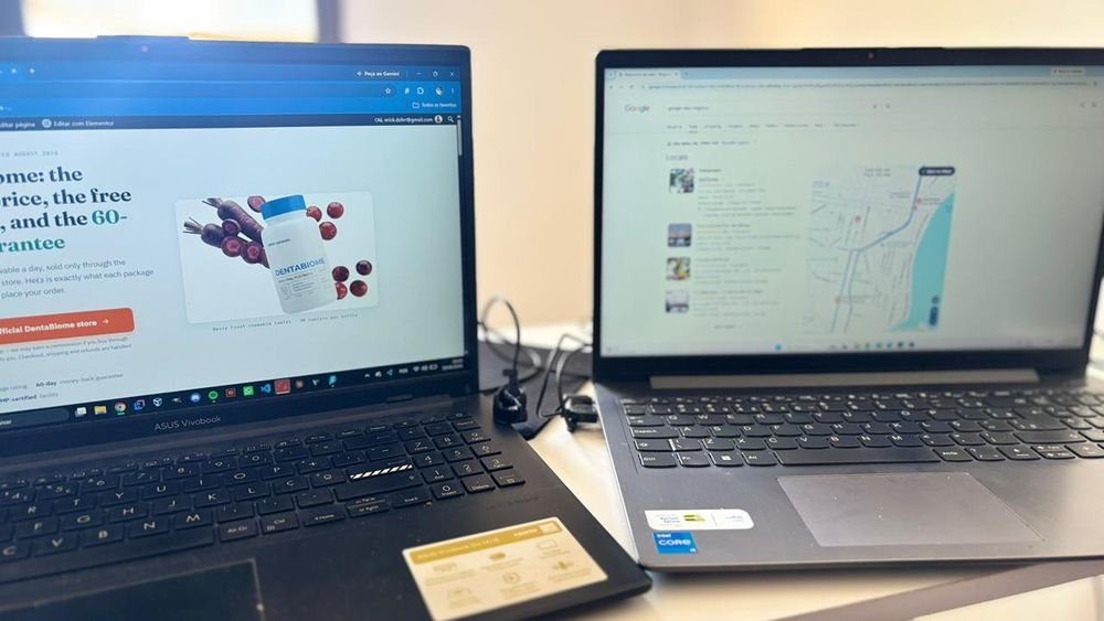 Erick Ferreira trabalhando com dois notebooks, um deles com a busca do Google Meu Negócio aberta